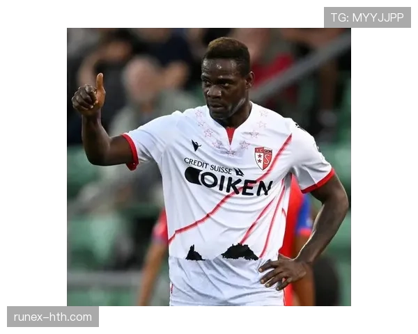 马里奥·巴洛特利这反差也太刺激了吧，赛场像火药，下街像暴发户