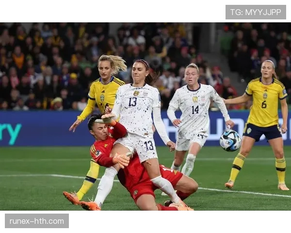 亚历克斯·摩根抱娃逛街那画面，包一抬手就把我半年房租拍飞